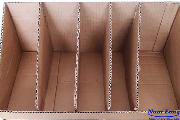 Bước 2: Gắn các mảnh đã cắt bằng keo nến hoặc hồ